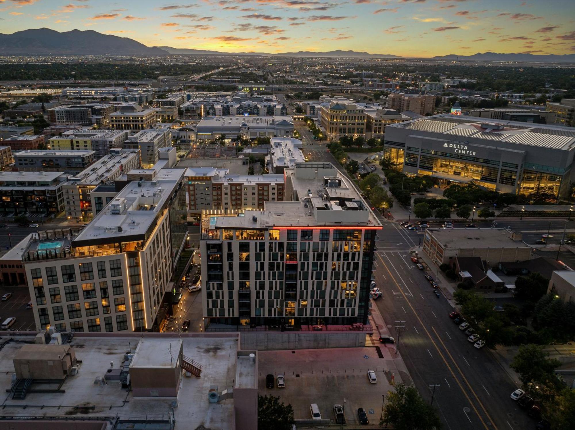 Exceptional 1Bd Ba-Poolhottubgymparking- Downtown! Apartment Salt Lake City Exterior photo