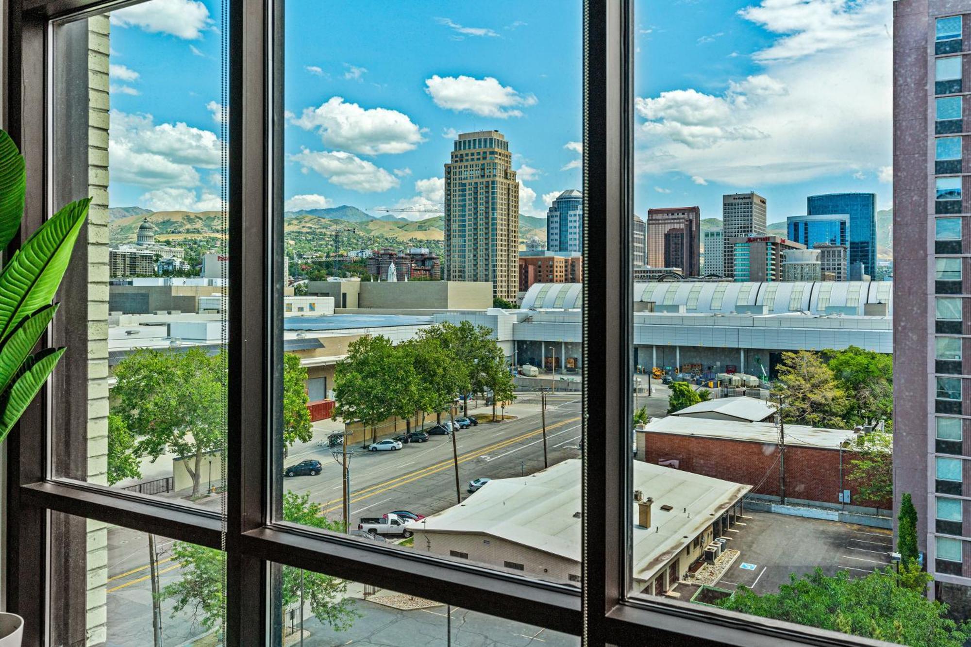 Exceptional 1Bd Ba-Poolhottubgymparking- Downtown! Apartment Salt Lake City Exterior photo